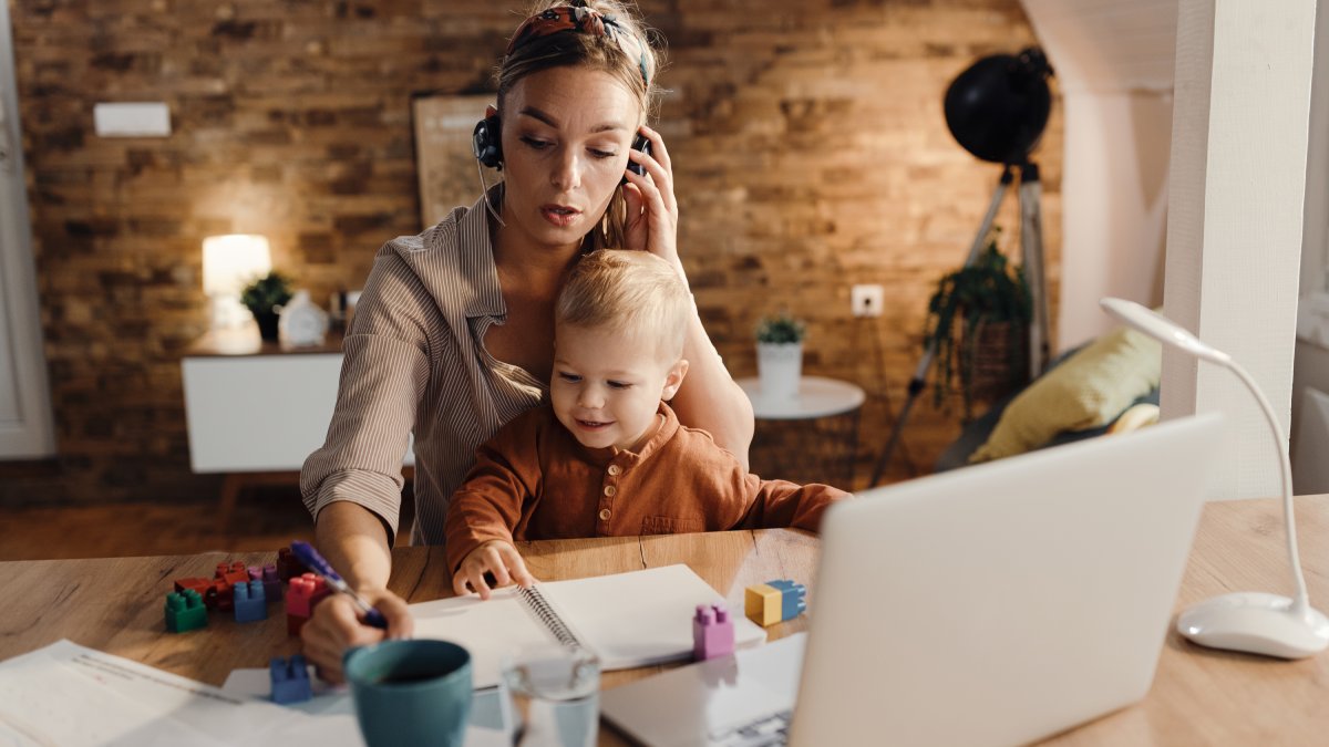 O efeito é intensificado em empreendedoras com filhos, que levam uma jornada dupla (fotos: Freepik)