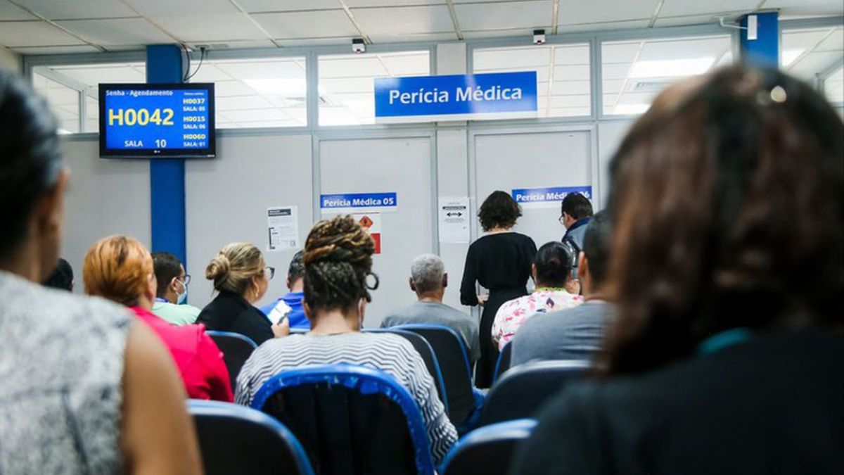 Mutirão de abril mobiliza médicos e servidores para agilizar concessão de benefícios; agendamento prévio é obrigatório para o atendimento / INSS