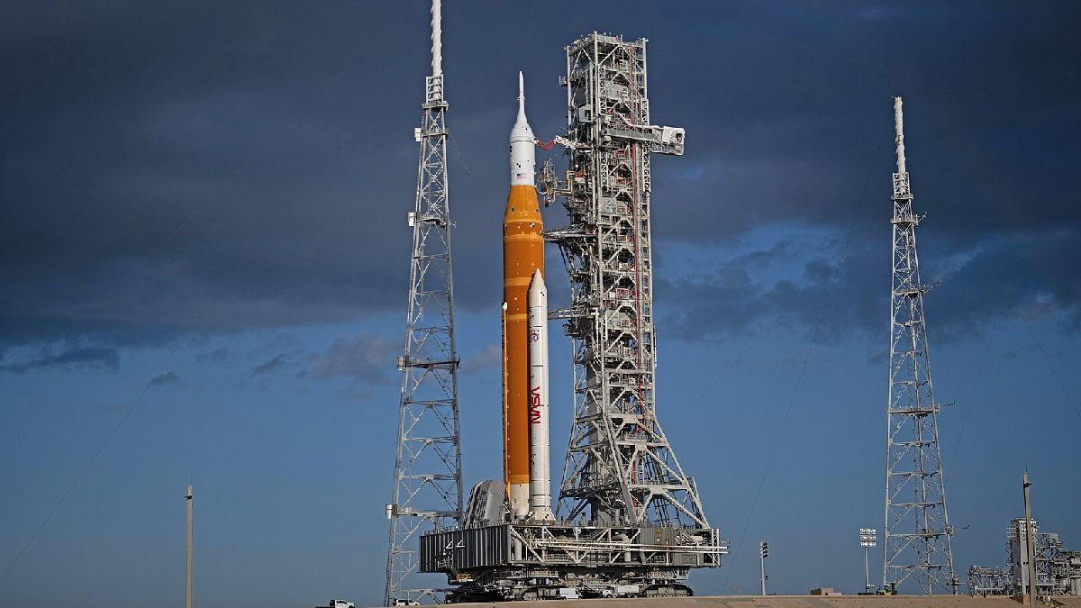 A Artemis II é uma missão de teste que realiza apenas um sobrevoo lunar. O pouso na superfície está programado para a Artemis III, a próxima etapa do programa, prevista para os próximos anos.