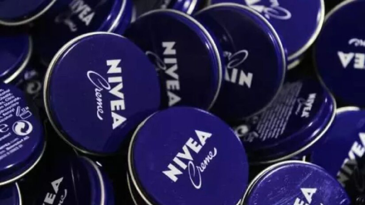 Em um mundo de fórmulas complexas, a simplicidade da lata azul prova que o básico funciona sempre (Foto: Divulgação/Nivea)