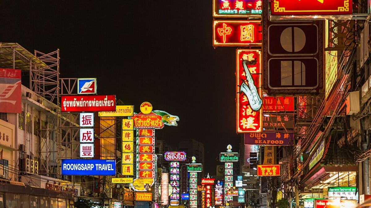 Euromonitor International aponta que Bangkok recebeu cerca de 30 milhões de chegadas internacionais em 2025, superando cidades tradicionais como Paris e Nova York (Foto: Ninara/Wikimedia Commons)
