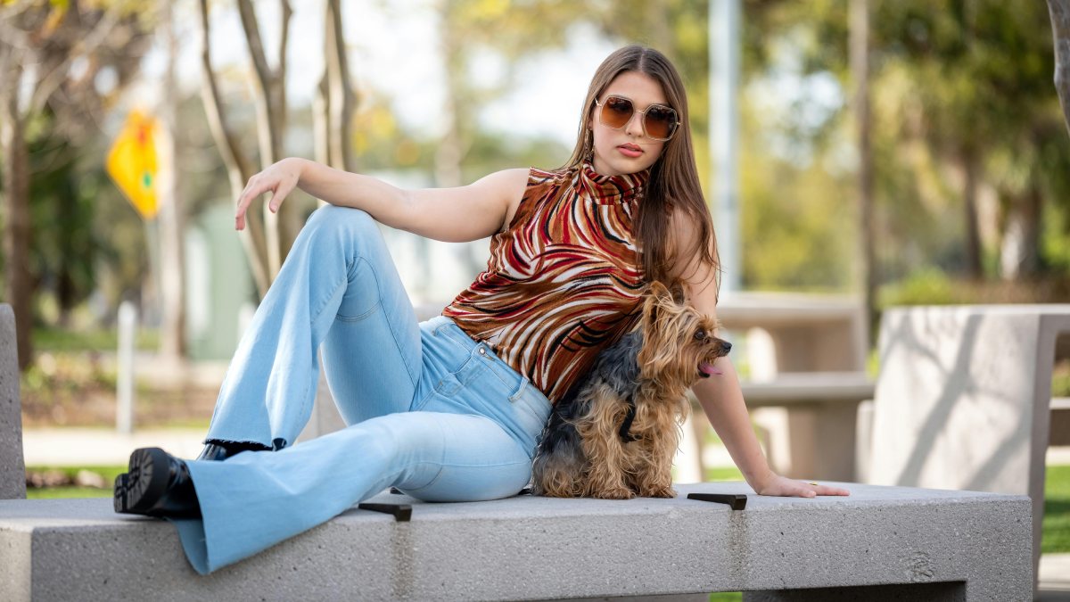 Hoje, a flare reaparece em uma versão mais discreta e fácil de usar; a abertura continua existindo, porém de forma mais suave, o que torna o modelo adequado para trabalho, passeios e até ambientes formais (Foto: Pexels)
