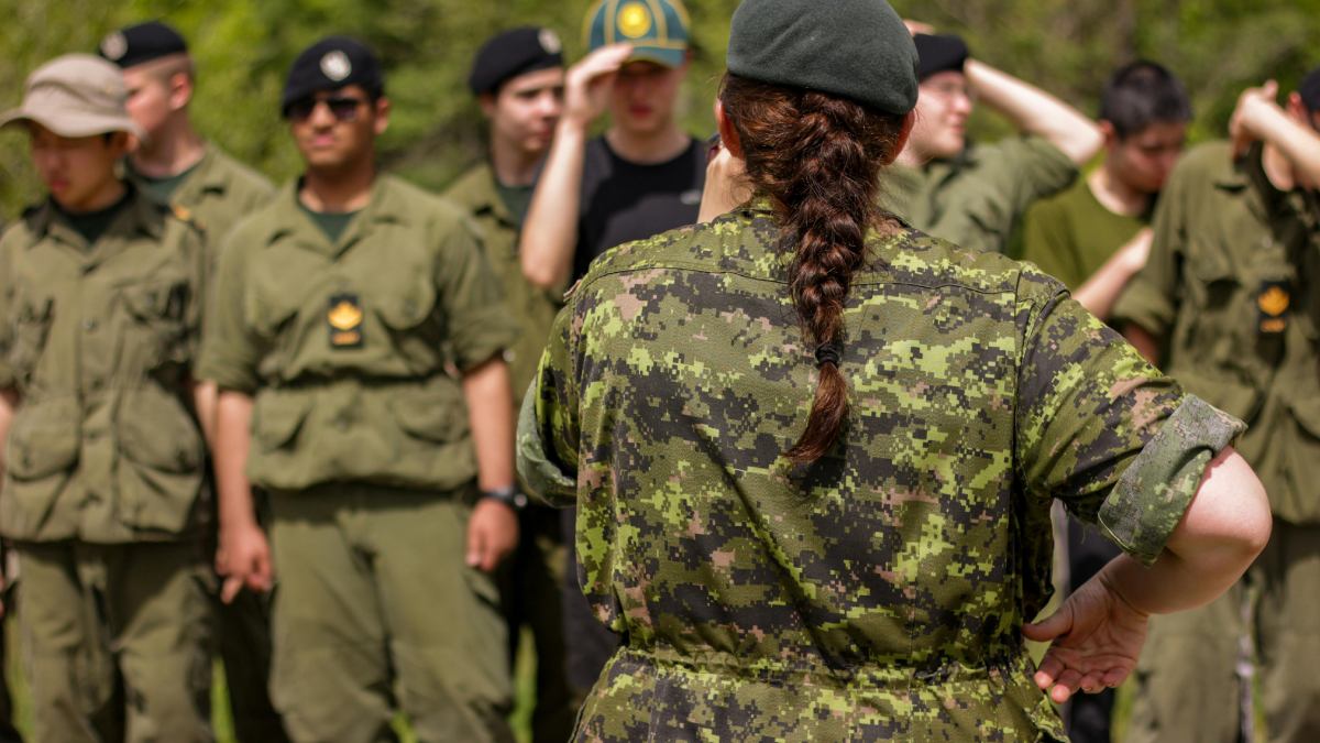 Mas você sabia que, apesar da história ligada ao exército, a peça ficou famosa nas ruas como forma de protesto contra militares? Entenda essa virada (Fotos: Pexels)