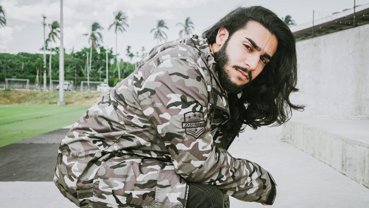 Muita gente procura peças práticas para o outono; não por acaso, um modelo antigo volta a aparecer com frequência nas ruas e nas vitrines: a jaqueta militar