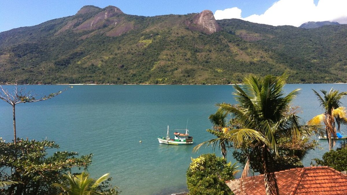 Esse termo descreve um vale fluvial que foi inundado pelo mar após mudanças no nível das águas ao longo do tempo (Foto: TMbux/Wikimedia Commons)