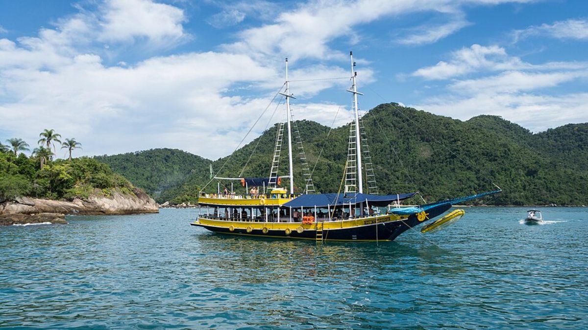 Escondido entre montanhas cobertas por Mata Atlântica, está o Saco do Mamanguá, um cenário natural impressionante, localizado na cidade de Paraty, no Rio de Janeiro (Foto: Deni Williams/Wikimedia Commons)
