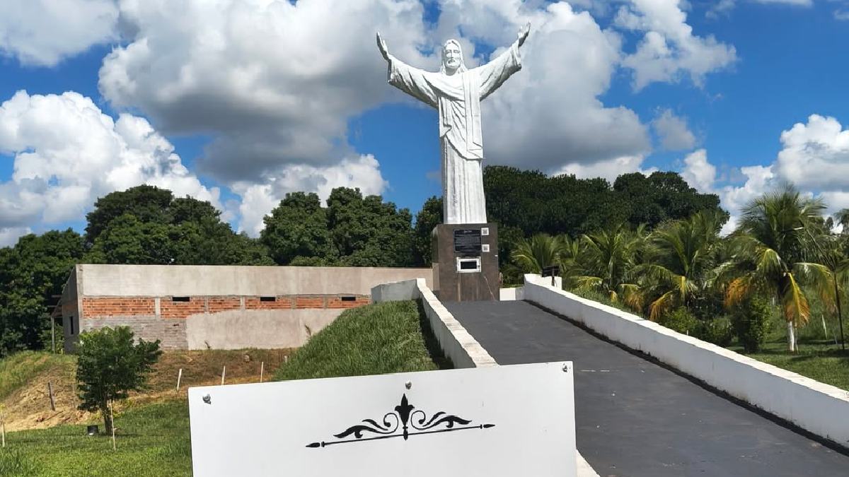 Além das esculturas, o local conta com uma capela aberta 24 horas, construída em 2021, onde visitantes podem realizar orações e acender velas. Fotos: Reprodução/Instagram @caminhodosdevotos
