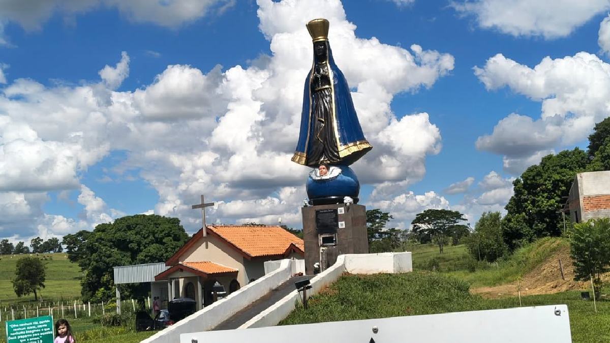 Espaço se transformou em ponto de peregrinação, com 11 imagens religiosas que chegam a até 10 metros de altura.