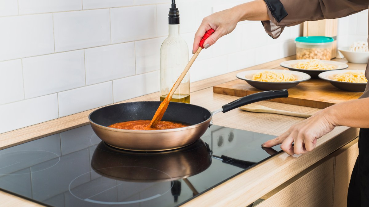 Fogão por indução, também conhecido como cooktop, vem ganhando espaço em cozinhas brasileiras e em novos projetos residenciais