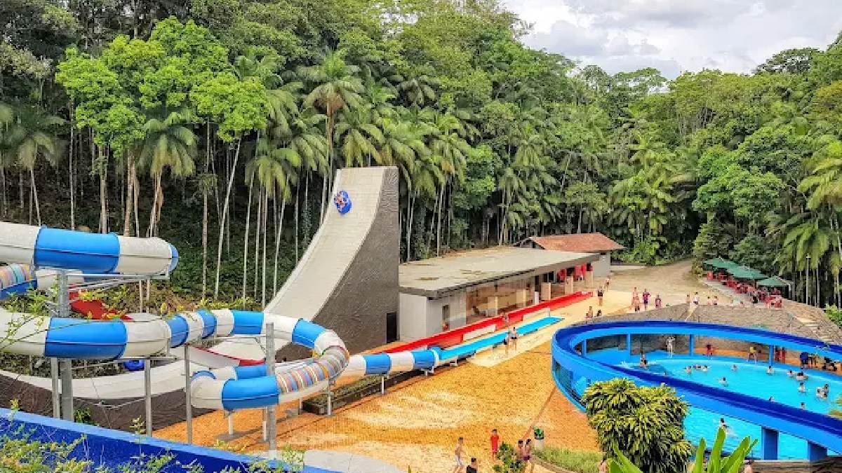 Espaço conta com mais de 20 atrações aquáticas, integradas à paisagem natural