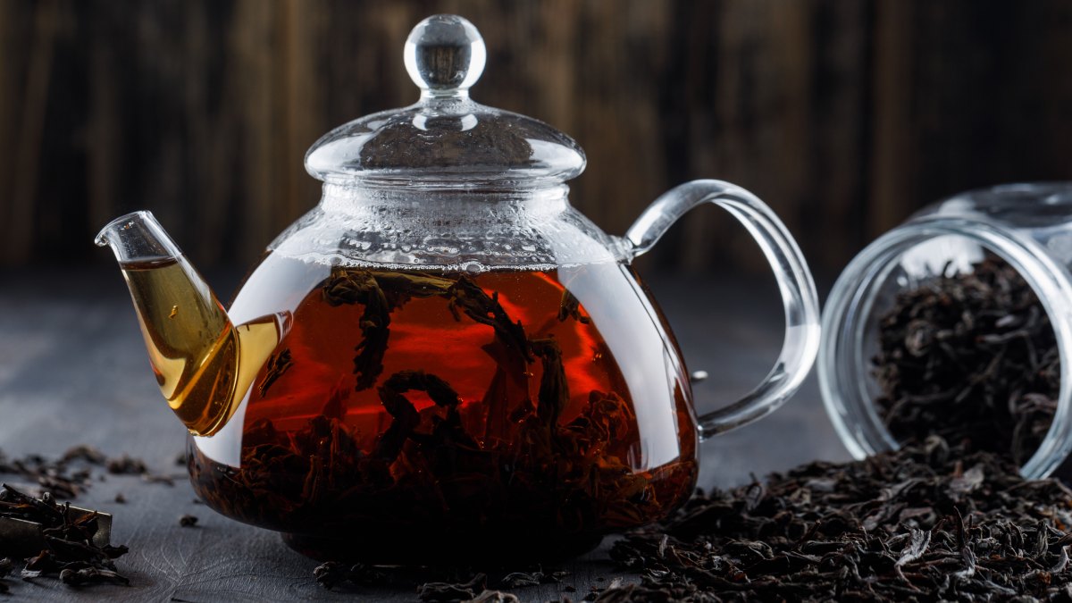 Trata-se do oxalato, um composto presente naturalmente em diversos alimentos e bebidas, que é eliminado na urina