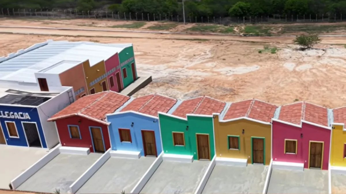 Batizada de Cidade do Forró, a vila cenográfica transporta os visitantes para o Nordeste antigo