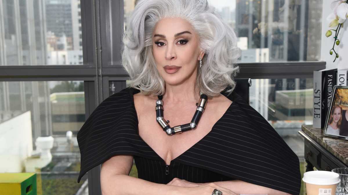 Referência máxima no teatro musical brasileiro, Claudia Raia será Miranda Priestly, a icônica e temida editora-chefe da revista Runway.