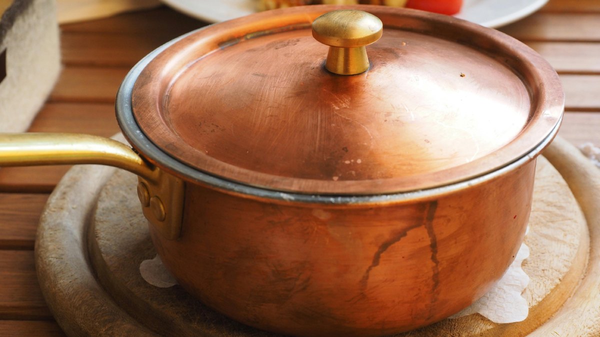 O produto passou a ser usado na limpeza de panelas e utensílios metálicos que apresentam manchas escuras causadas pela oxidação