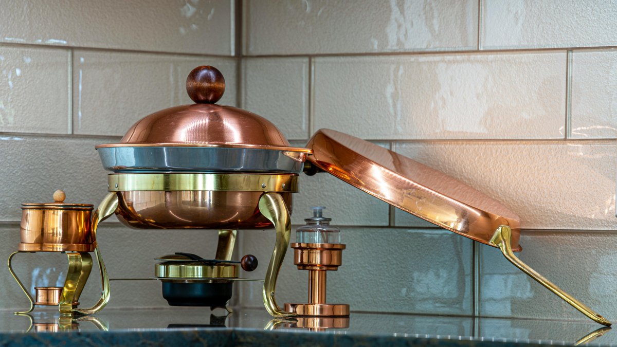 Além disso, o sal presente no ketchup acelera a reação química, combinação que ajuda a dissolver a camada de oxidação que surge em metais como cobre e bronze (Fotos: Pexels)