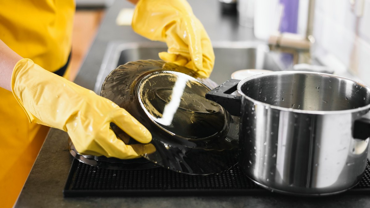 Acetona é um líquido inflamável usado como solvente, capaz de dissolver resíduos resistentes, como resinas e gordura endurecida