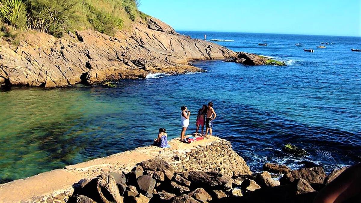 Durante décadas, a região foi lembrada principalmente pelas lagoas e praias tranquilas que atraíam visitantes nos fins de semana (Foto: Adenildegonzaga/Wikimedia Commons)