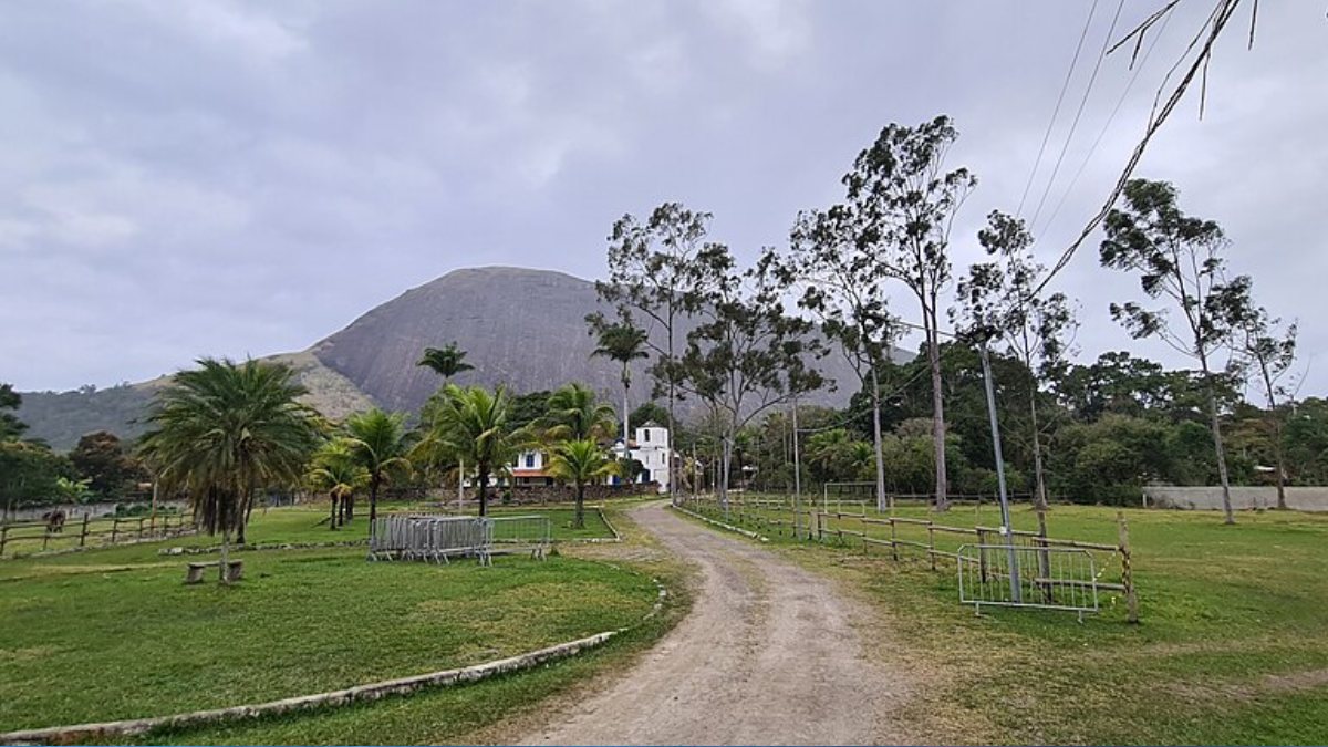 O município é vizinho de cidades como Niterói, Itaboraí e Saquarema, além de manter uma relação econômica intensa com a metrópole carioca (Foto: Murillo Santiago/Wikimedia Commons)