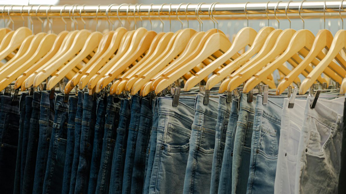 Basta virar todos os cabides ao contrário no armário; cada vez que uma peça for usada, o cabide volta para a posição normal (Fotos: Pexels)
