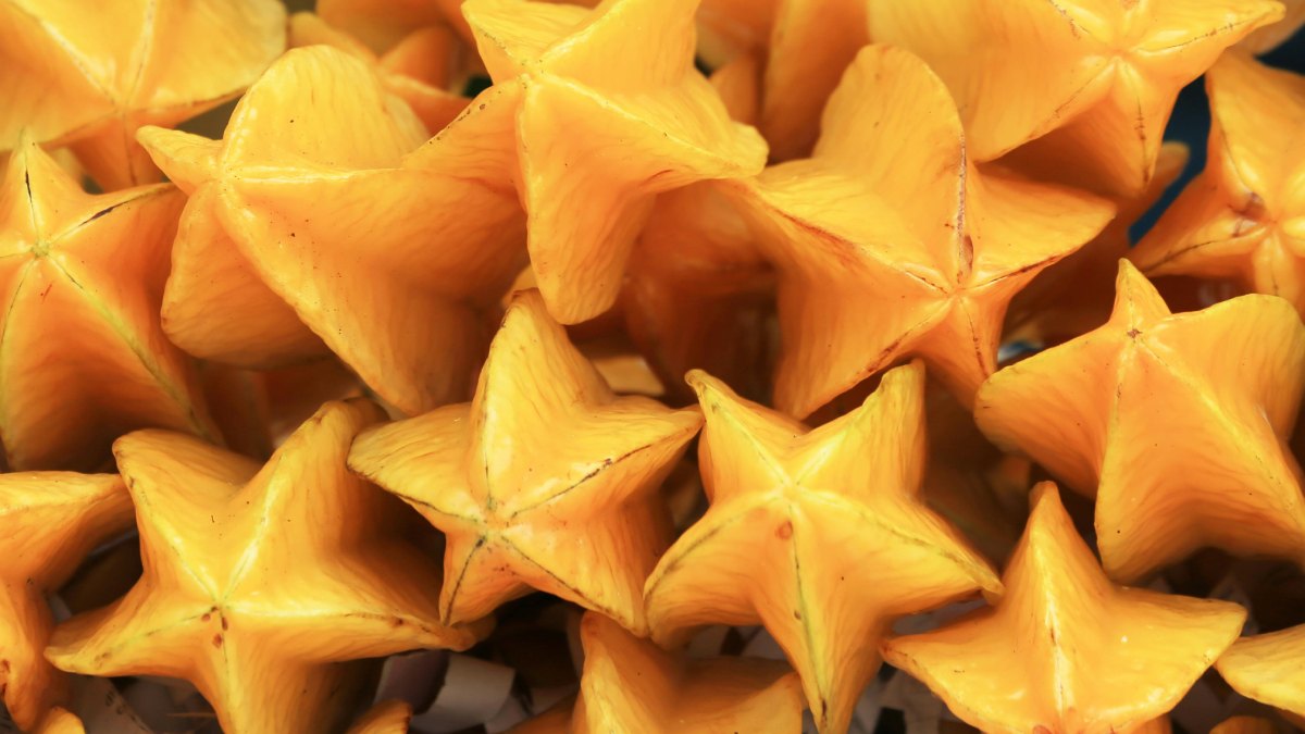 O formato ajuda a explicar a popularidade: quando cortada, a fruta revela uma estrela de cinco ou seis pontas (Foto: Pexels)