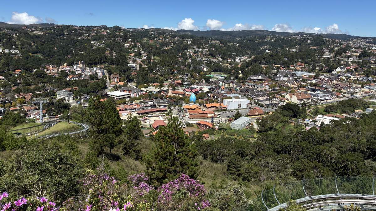 Visão do mirante no Parque Capivari, em Campos do Jordão
