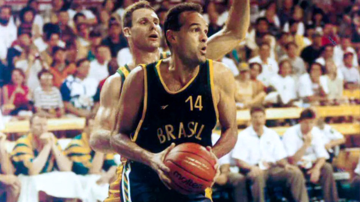 Reconhecido como o maior jogador da história do basquete brasileiro, Oscar Schmidt construiu uma carreira de quase 30 anos e recheada de títulos