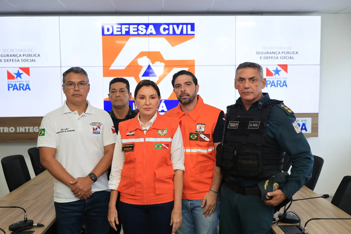 Governadora ao lado de equipe formada para atuar em Belém