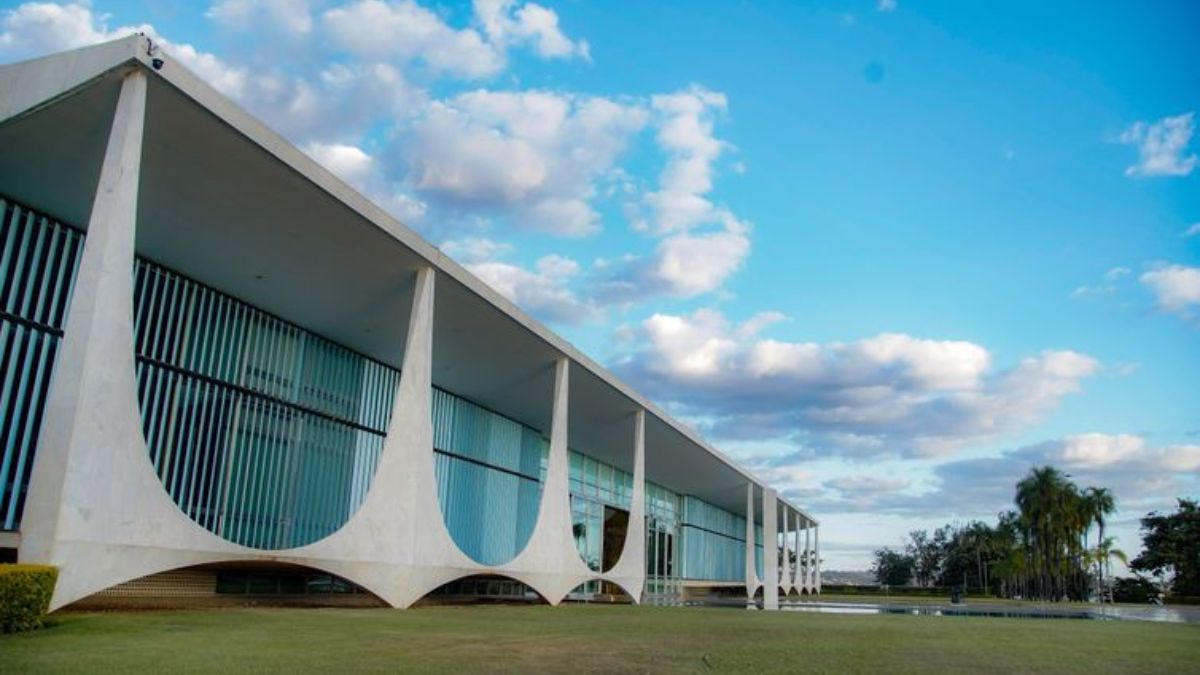 Com um design que parece flutuar sobre o gramado, o Alvorada mantém o conceito de "casa aberta", sem grades que separem o poder do olhar público. Rafa Neddermeyer/Agência Brasil