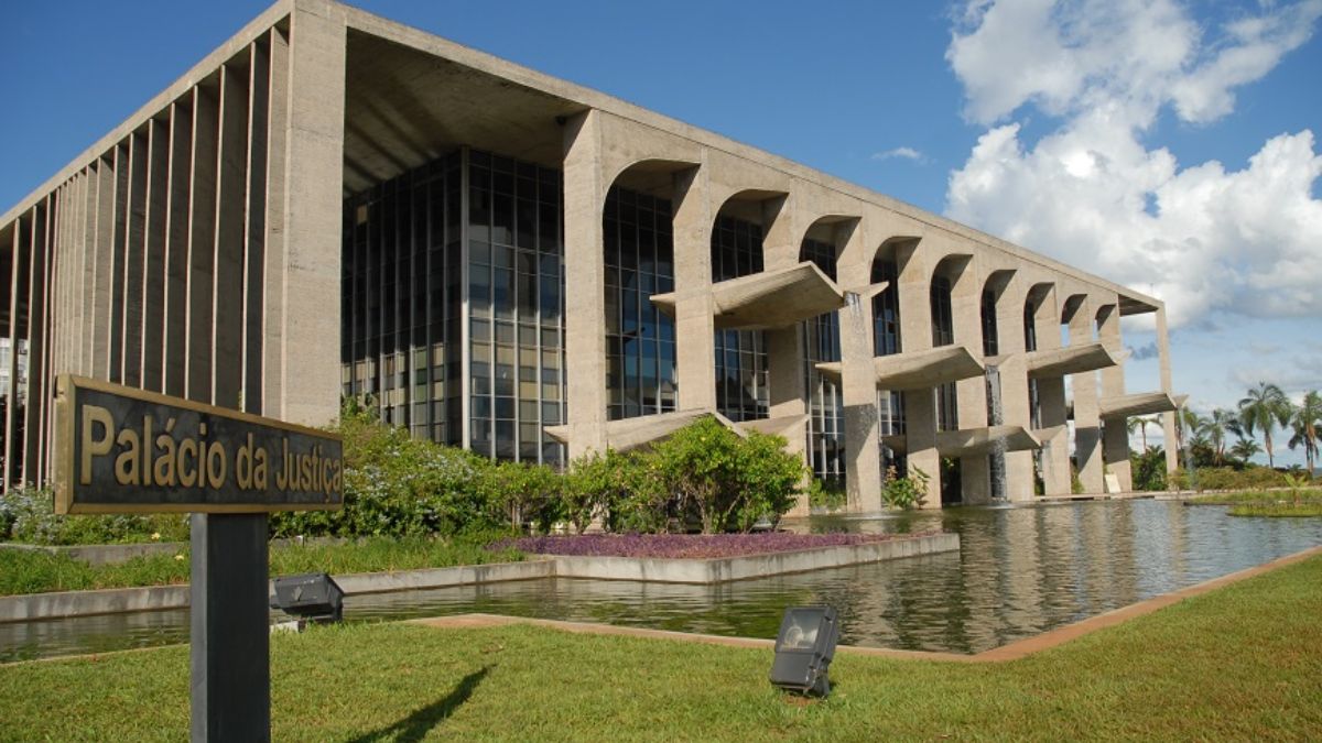 Conhecido pelas quedas d'água que brotam de sua estrutura, o Palácio da Justiça utiliza o elemento líquido como barreira acústica e peça de arte. Reprodução/EBC