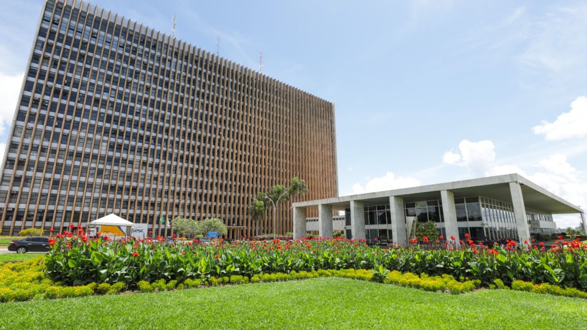 O paisagismo ao redor do Palácio do Buriti integra a sede administrativa à natureza, reforçando a identidade de "cidade-parque" idealizada no projeto original. Geovana Albuquerque/Agência Brasília