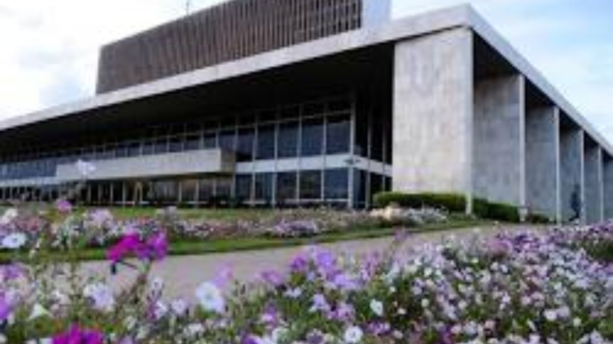 A arquitetura funcional do Buriti destaca-se por seus pilotis e jardins, mantendo a harmonia modernista presente em toda a capital federal. Pedro Ventura/Agência Brasília