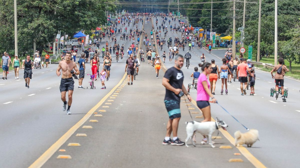 A ocupação democrática do Eixão do Lazer mostra como o urbanismo pode priorizar as pessoas em detrimento da velocidade dos motores. Paulo H. Carvalho/Agência Brasília