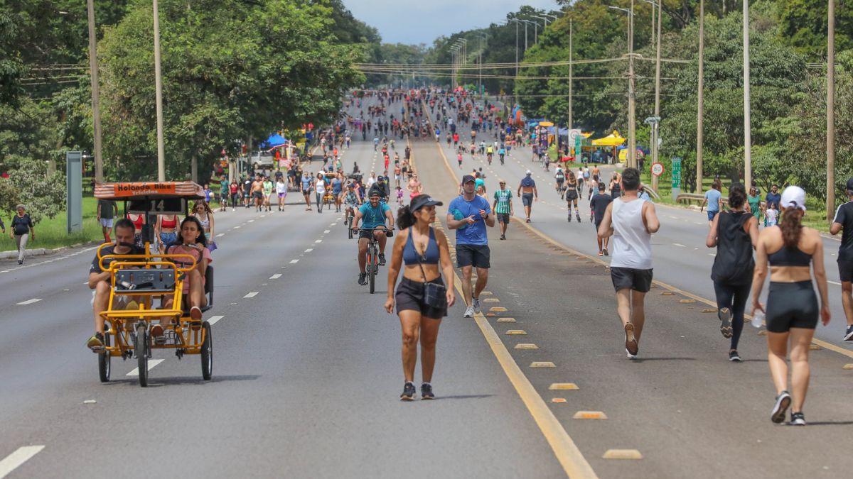 A diversidade de modais no Eixão do Lazer reflete a ocupação democrática de uma via que, aos domingos, prioriza a convivência e a saúde em detrimento da velocidade dos carros. Paulo H. Carvalho/Agência Brasília