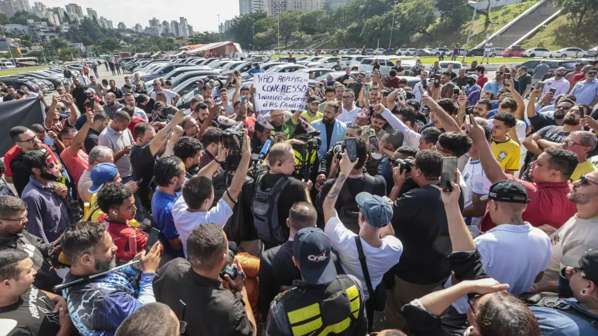 O protesto contra o PLP 152/2025 reforça a pressão sobre como as novas regras podem afetar o rendimento dos profissionais. Paulo Pinto/Agência Brasil