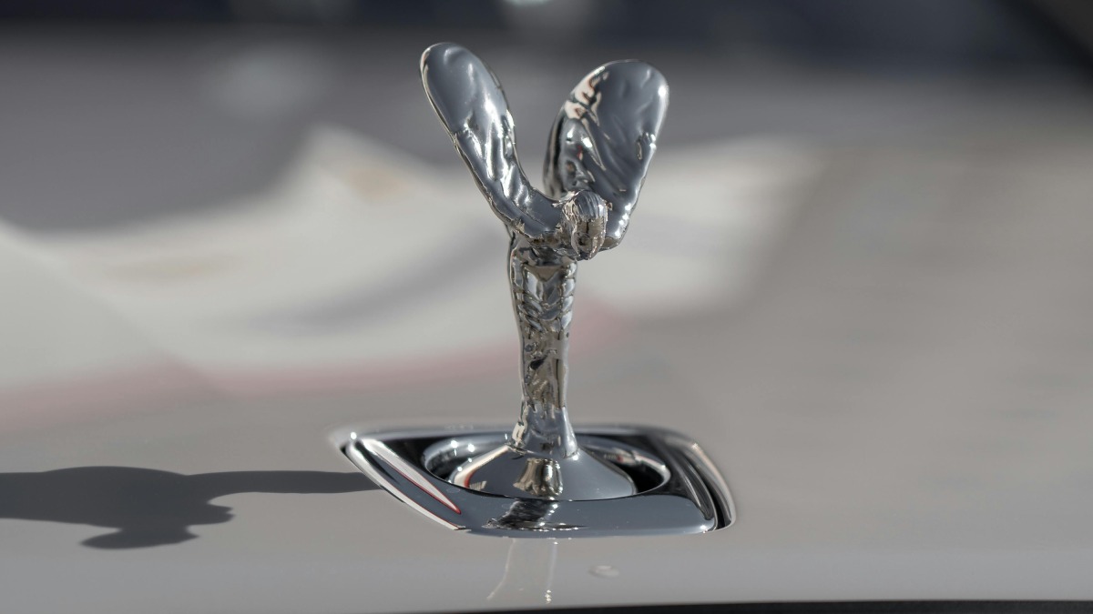 A Rolls-Royce nasceu de um almoço histórico em maio de 1904, quando o engenheiro Henry Royce e o empresário Charles Rolls fecharam uma parceria e decidiram colocar os dois sobrenomes no mesmo automóvel. A empresa foi formalmente constituída em 1906 e rapidamente passou a ser associada ao mais alto padrão da engenharia britânica. Foto: Pexels