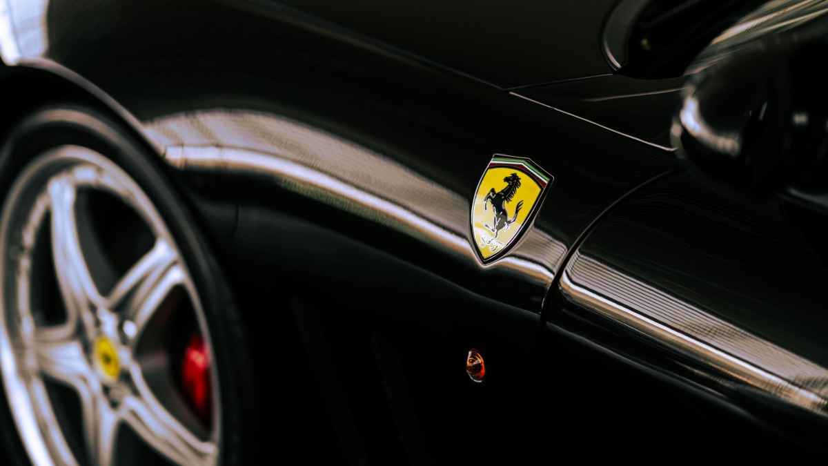 A Ferrari foi fundada oficialmente em 1947 por Enzo Ferrari, em Maranello, na Itália, quando o primeiro carro com o nome da marca o 125 S saiu da fábrica. Antes disso, Enzo havia deixado a Alfa Romeo em 1939 para criar a Auto Avio Costruzioni, que funcionou como precursora da empresa. Foto: Pexels