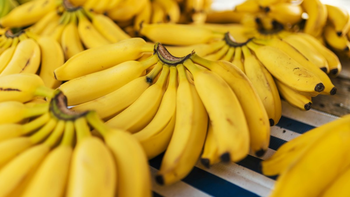 1. Banana (originária do Sudeste Asiático, onde hoje ficam a Indonésia e as Filipinas)