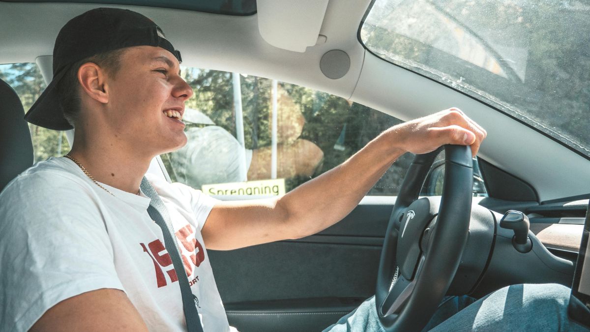 Mudança no Código de Trânsito pode permitir direção aos 16 anos no Brasil (Foto: Pexels, ulrik skare)