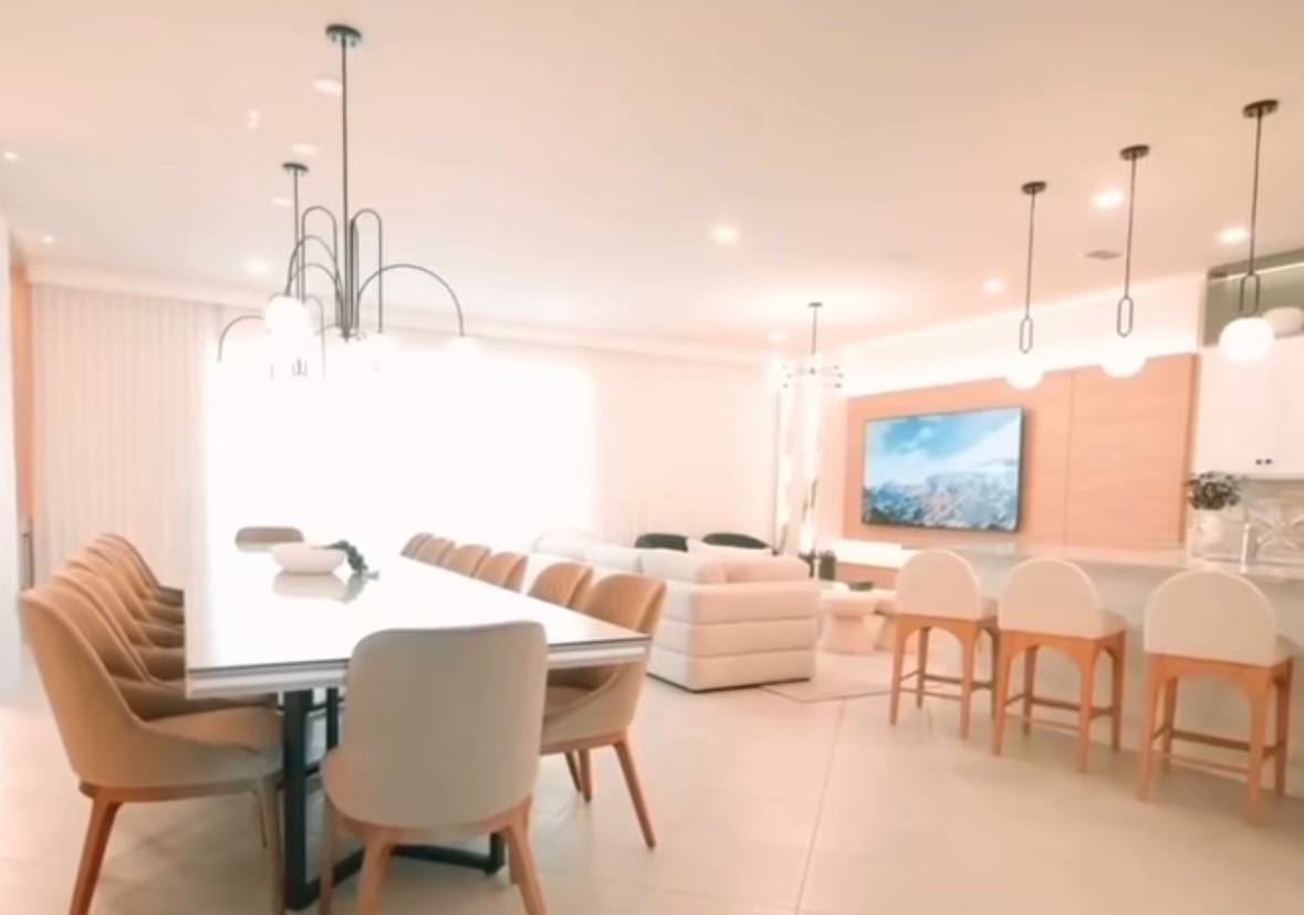 Recém-inaugurada em 2026, a mansão de Deborah Secco em Orlando virou destaque pelo luxo e pela estrutura de resort /Reprodução/Instagram