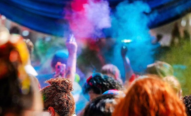 Holi Festival SP sacode Largo da Batata com 800kg de pó colorido /Divulgação/Cola em Sampa