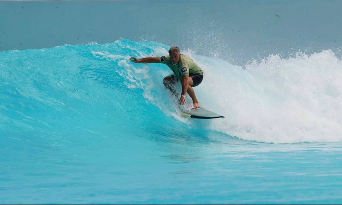 Marcello Novaes construiu uma piscina de ondas particular no meio do mato para surfar /Reprodução/Instagram