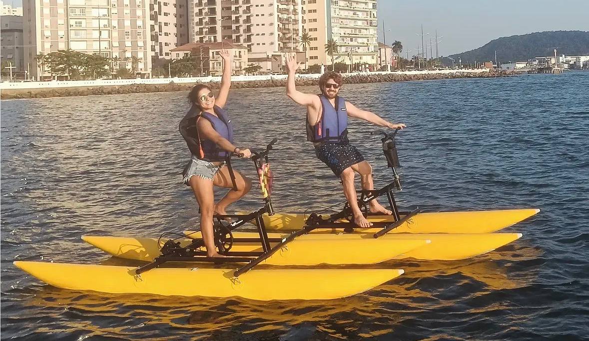 Bicicleta no mar atrai turistas na orla de Santos /Reprodução/Instagram