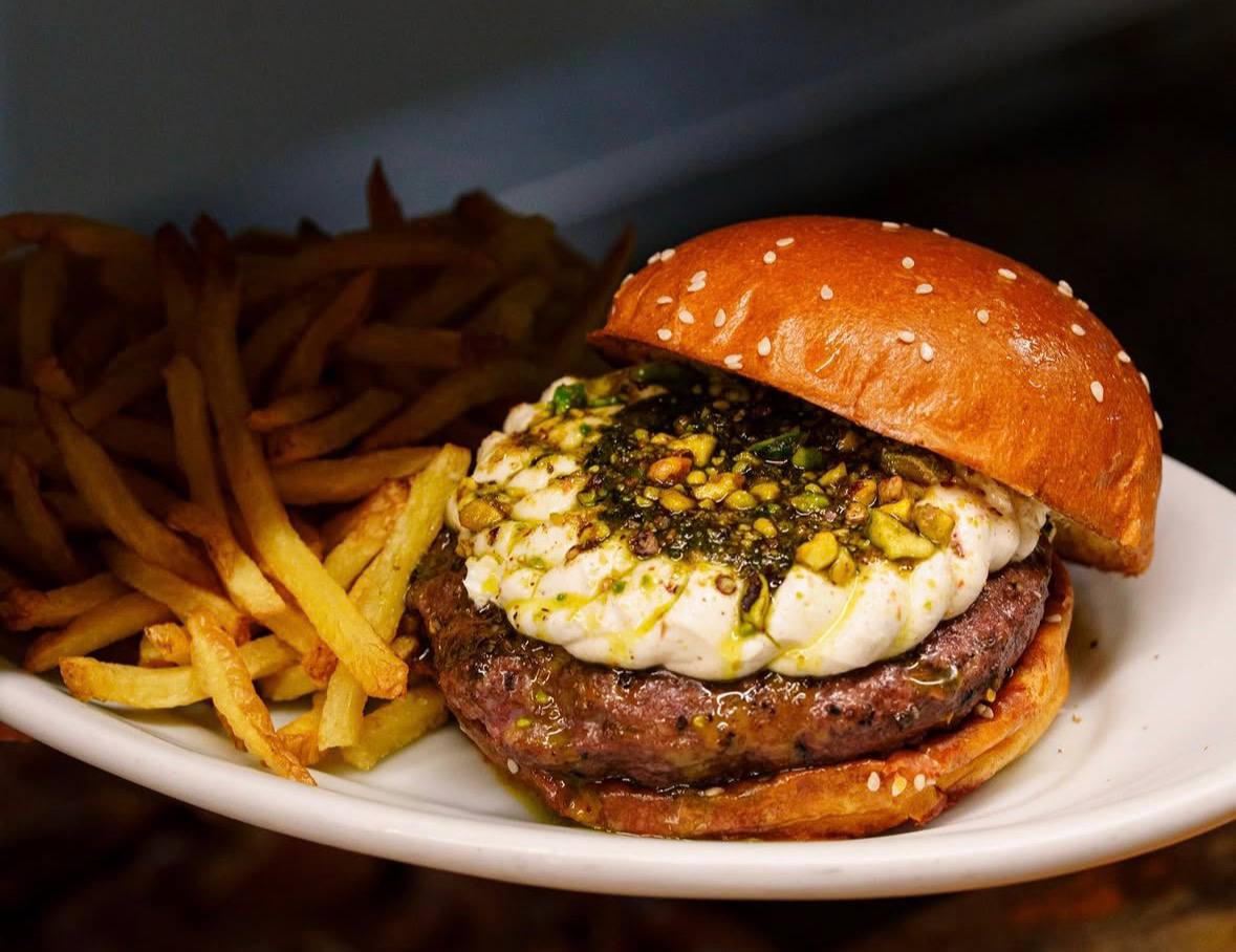 O maior destaque é o Holy Burger, que ocupa a 2ª posição no ranking mundial /Reprodução/Instagram/ Holy Burger