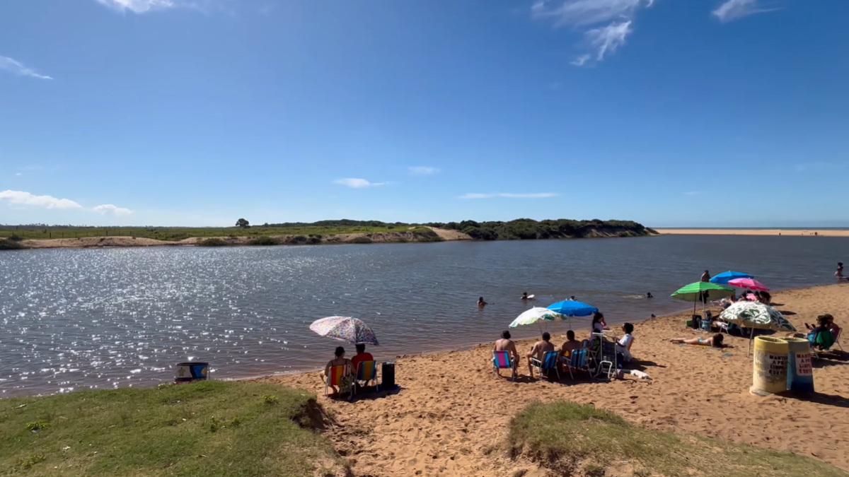 Com o litoral mais extenso do território capixaba e o maior complexo de lagoas da América Latina, a cidade oferece uma diversidade de lazer que une floresta, rio, mar e águas doces - (Reprodução/YouTube)