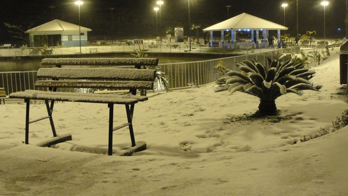   Mesmo quando a neve não cai, a geada intensa é suficiente para mudar completamente a cor dos campos ao amanhecer. Foto: Wikimedia Commons  O período entre junho e agosto concentra as maiores chances de observar o fenômeno da neve em solo nacional. Foto:
