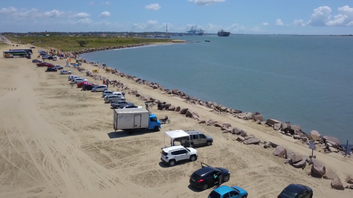 Destino detém o recorde oficial do Guinness Book como a maior praia em extensão do mundo, apresentando uma orla que parece não ter fim - (Reprodução/YouTube)