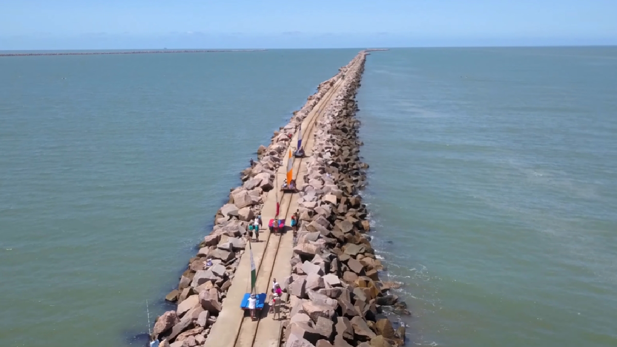 Com mais de 240 quilômetros de areia contínua, chegando a 254 km segundo dados de satélite, a faixa litorânea se estende até o Chuí, na fronteira com o Uruguai - (Reprodução/YouTube)