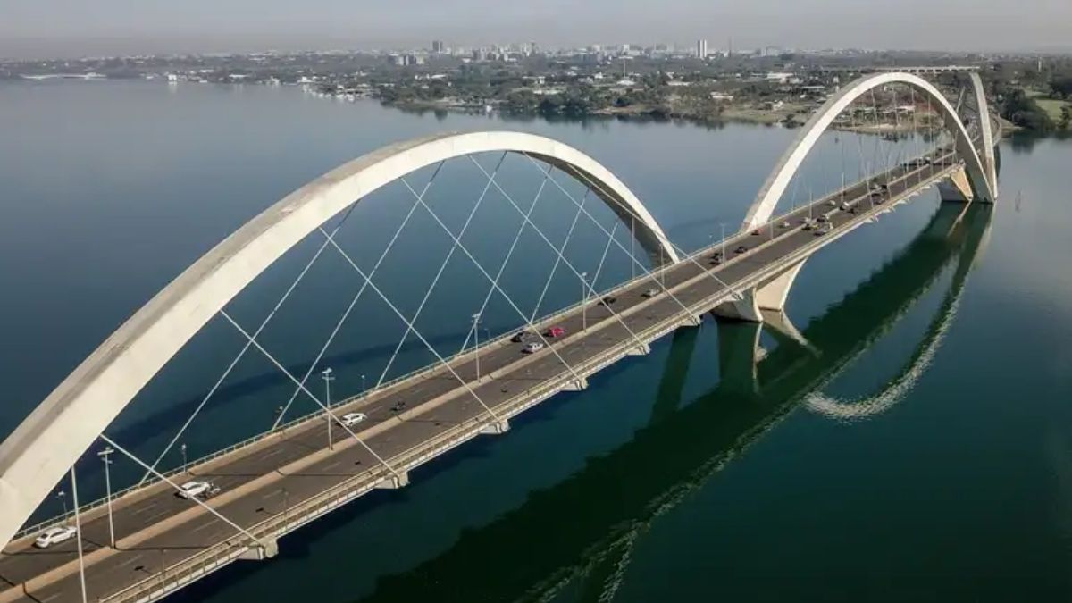 Obra de arte em 1.200 metros: a Terceira Ponte de Brasília figura em listas internacionais ao lado da Golden Gate de San Francisco. Rafa Neddermeyer/Agência Brasil