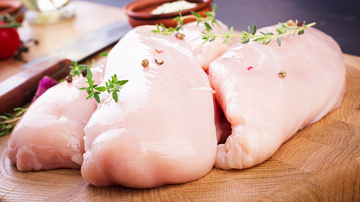 Para escolher um bom frango, é mais importante prestar atenção no líquido do que na cor