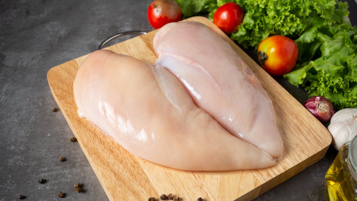 Repare no excesso de líquido na bandeja; isso indica como a carne foi tratada e afeta o sabor final